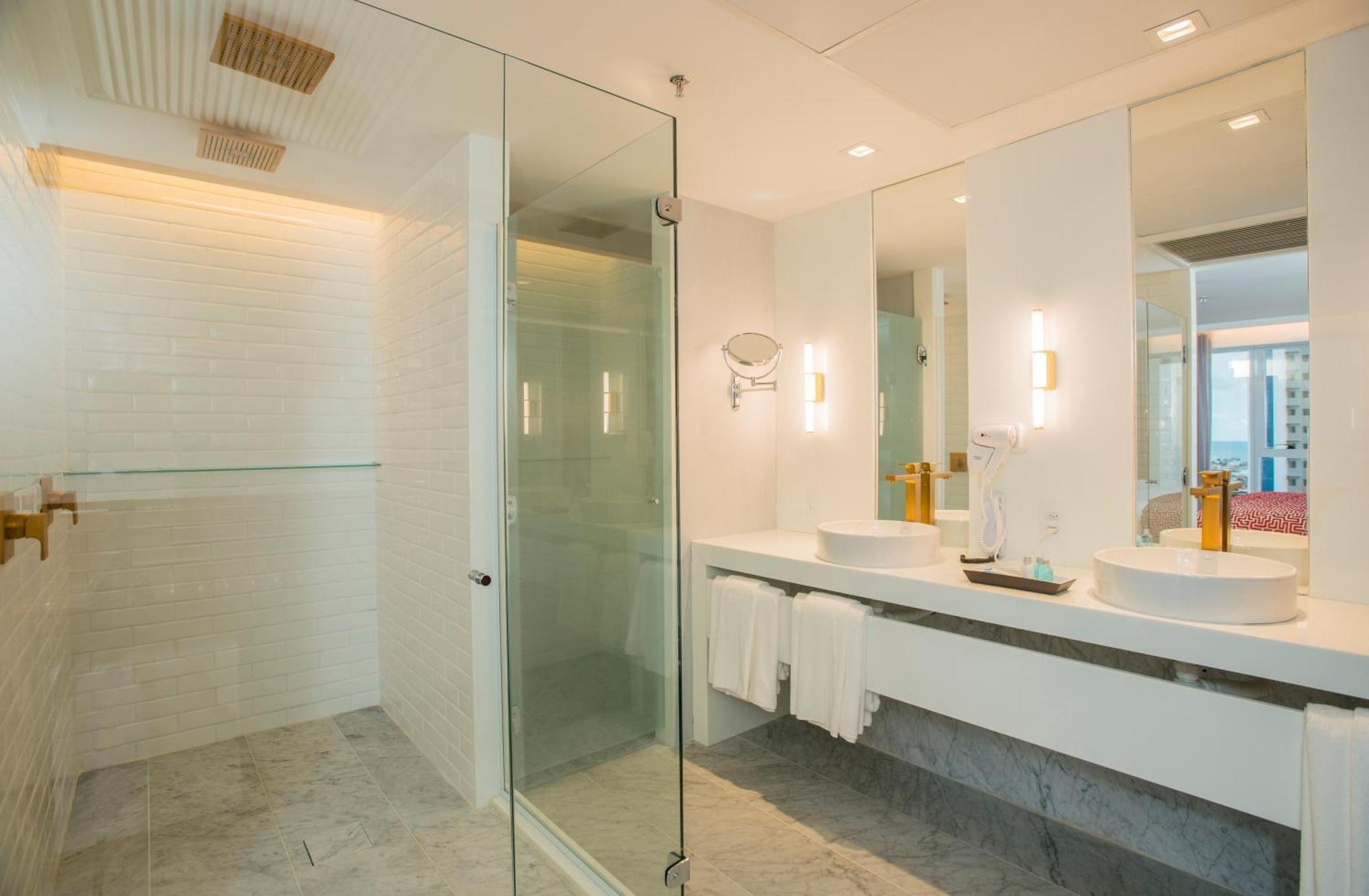 Hotel Luzeiros Recife Ruang foto A shower enclosure