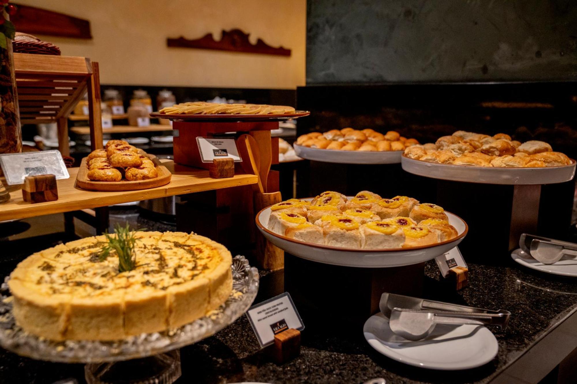 Hotel Luzeiros Recife Bagian luar foto A selection of cakes and pastries