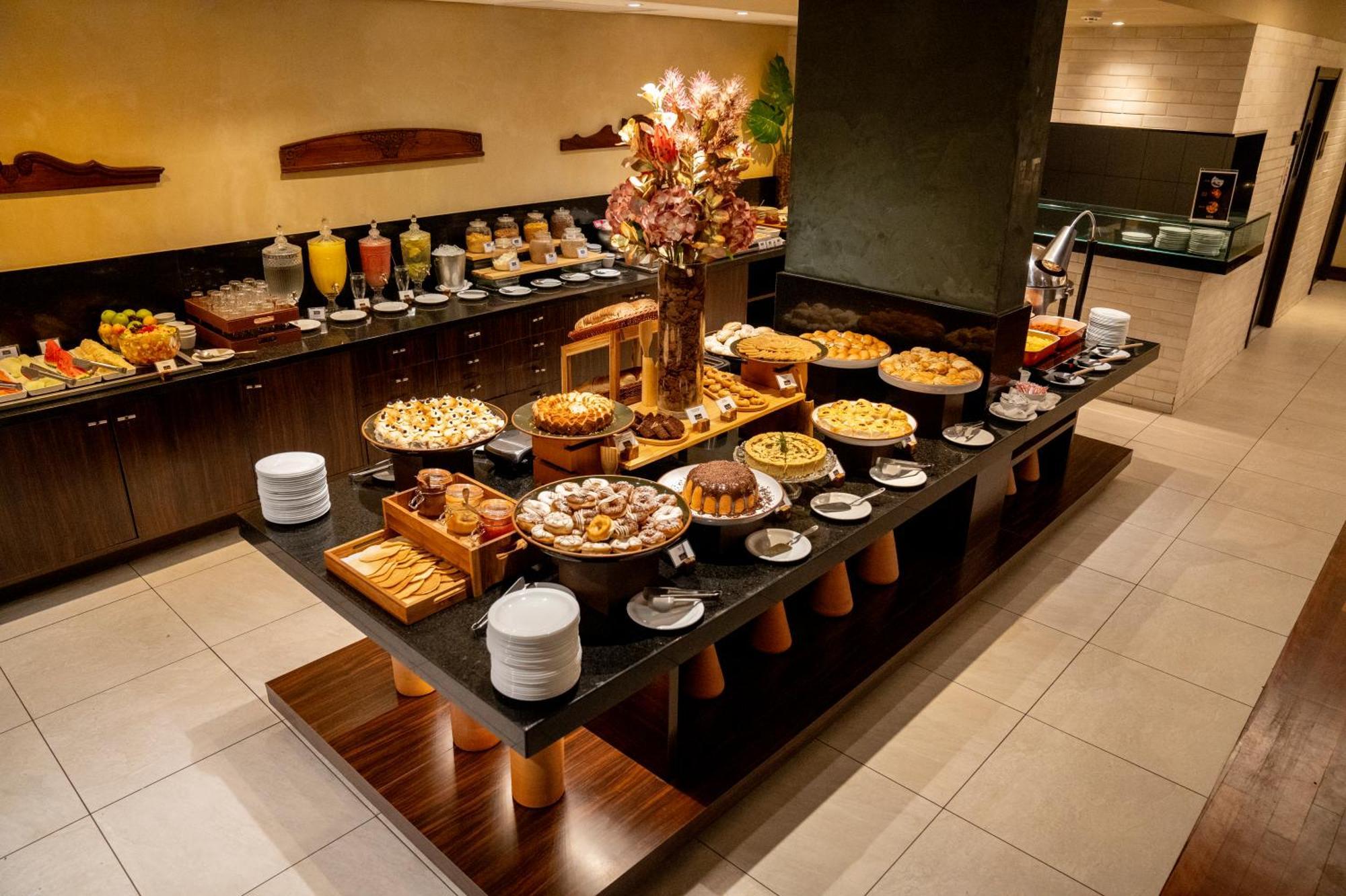 Hotel Luzeiros Recife Bagian luar foto A buffet at a hotel