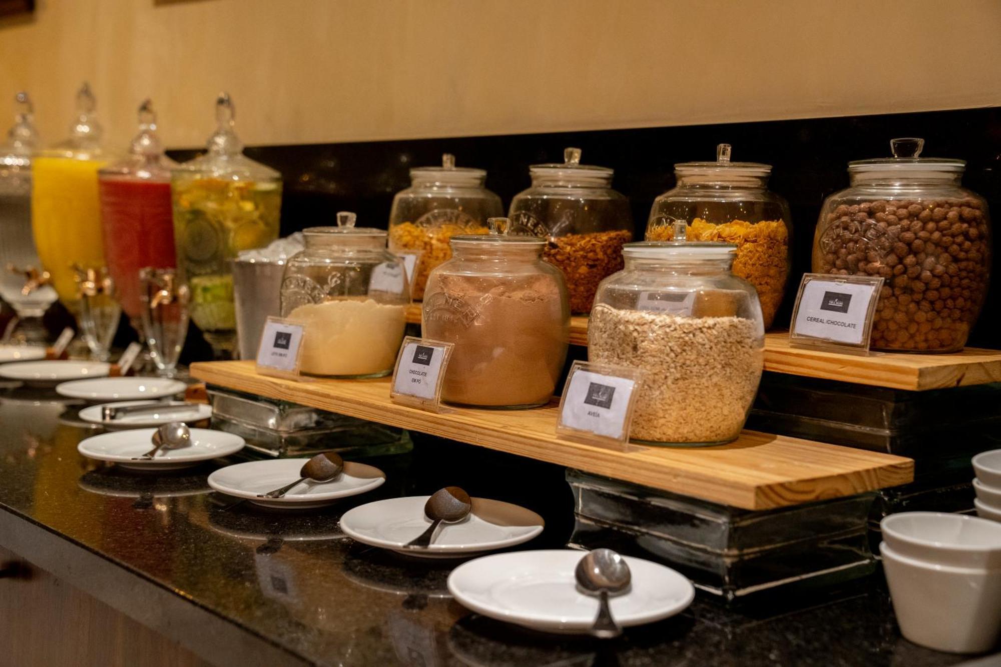 Hotel Luzeiros Recife Bagian luar foto A selection of cereals at a buffet