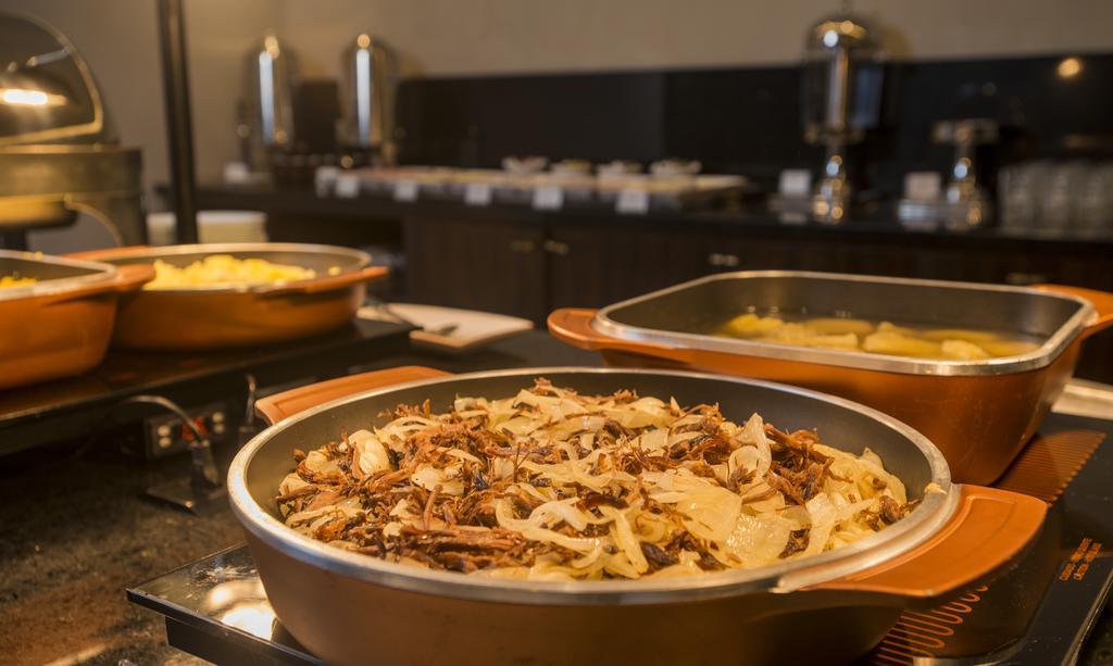 Hotel Luzeiros Recife Bagian luar foto Food at a buffet