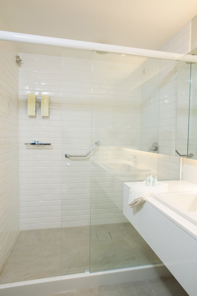 Hotel Luzeiros Recife Bagian luar foto A shower with a grab rail